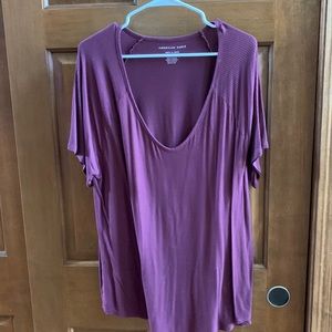 Women’s American Eagle burgundy T-shirt, V-neck, size XXL
